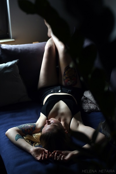 Helena Hetaira Independent Escort Cologne / Köln Frankfurt Düsseldorf couch lingerie side